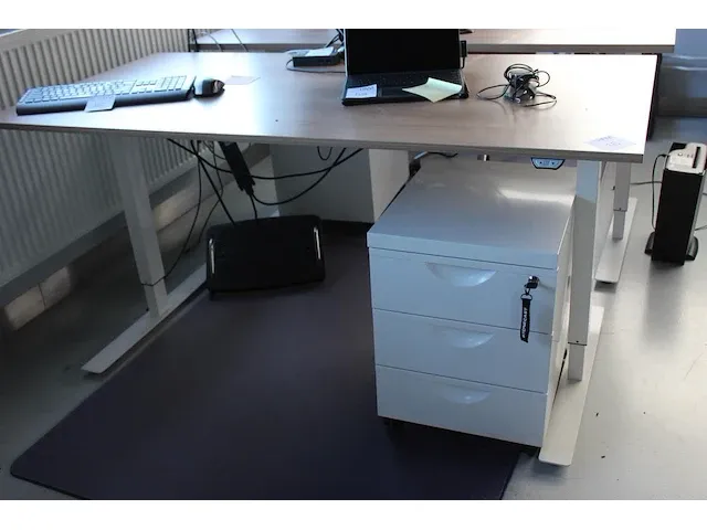 Elektrisch in hoogte verstelbaar hoog/laagbureau met metalen onderstel en houten blad 160 x 80 cm. - afbeelding 1 van  2