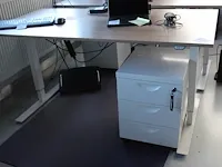 Elektrisch in hoogte verstelbaar hoog/laagbureau met metalen onderstel en houten blad 160 x 80 cm. - afbeelding 1 van  2