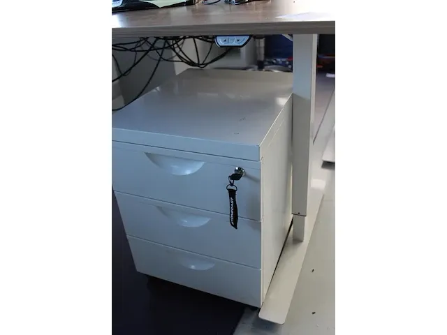 Elektrisch in hoogte verstelbaar hoog/laagbureau met metalen onderstel en houten blad 160 x 80 cm. - afbeelding 2 van  2