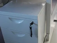 Elektrisch in hoogte verstelbaar hoog/laagbureau met metalen onderstel en houten blad 160 x 80 cm. - afbeelding 2 van  2