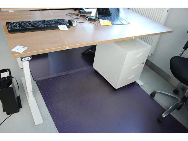 Elektrisch in hoogte verstelbaar hoog/laagbureau met metalen onderstel en houten blad 160 x 80 cm - afbeelding 1 van  2