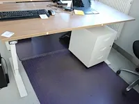 Elektrisch in hoogte verstelbaar hoog/laagbureau met metalen onderstel en houten blad 160 x 80 cm - afbeelding 1 van  2