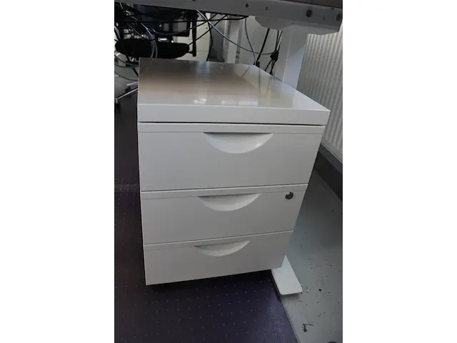 Elektrisch in hoogte verstelbaar hoog/laagbureau met metalen onderstel en houten blad 160 x 80 cm - afbeelding 2 van  2