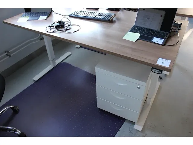 Elektrisch in hoogte verstelbaar hoog/laagbureau met metalen onderstel en houten blad 160 x 80 cm. - afbeelding 1 van  3