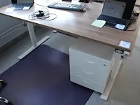 Elektrisch in hoogte verstelbaar hoog/laagbureau met metalen onderstel en houten blad 160 x 80 cm. - afbeelding 1 van  3