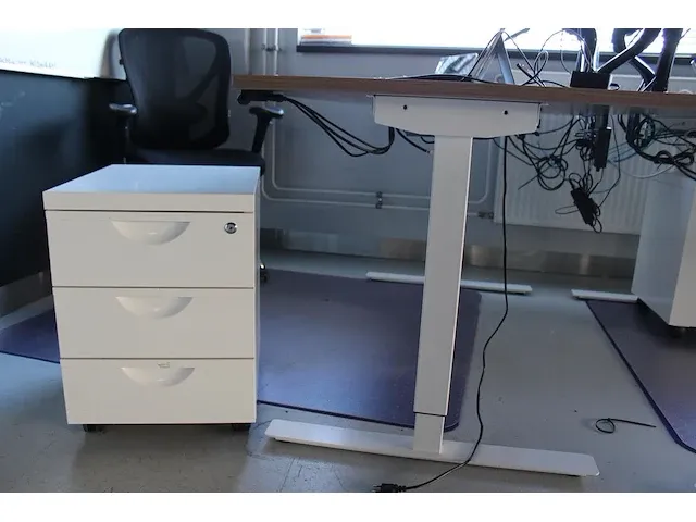 Elektrisch in hoogte verstelbaar hoog/laagbureau met metalen onderstel en houten blad 160 x 80 cm. - afbeelding 2 van  3