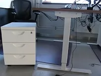 Elektrisch in hoogte verstelbaar hoog/laagbureau met metalen onderstel en houten blad 160 x 80 cm. - afbeelding 2 van  3