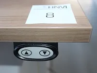 Elektrisch in hoogte verstelbaar hoog/laagbureau met metalen onderstel en houten blad 160 x 80 cm. - afbeelding 3 van  3