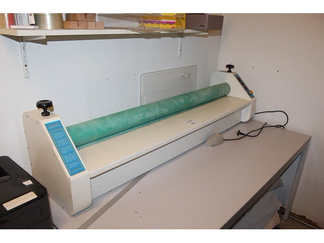 Elektrisch lamineerapparaat nn met rolbreedte 130 cm en voetpedaal. let op! werking onbekend. - afbeelding 1 van  2