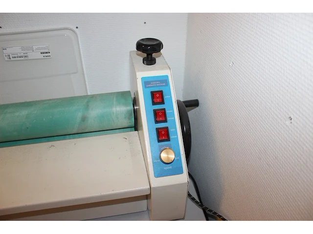 Elektrisch lamineerapparaat nn met rolbreedte 130 cm en voetpedaal. let op! werking onbekend. - afbeelding 2 van  2