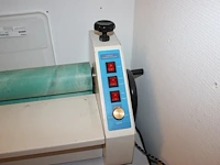 Elektrisch lamineerapparaat nn met rolbreedte 130 cm en voetpedaal. let op! werking onbekend. - afbeelding 2 van  2