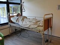 Elektrisch verstelbaar verzorgingsbed met valbeveiliging en bedpapegaai. exclusief pop - afbeelding 1 van  4