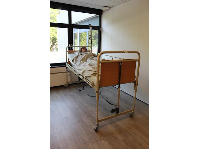 Elektrisch verstelbaar verzorgingsbed met valbeveiliging en bedpapegaai. exclusief pop - afbeelding 2 van  4