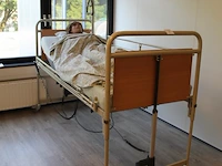 Elektrisch verstelbaar verzorgingsbed met valbeveiliging en bedpapegaai. exclusief pop - afbeelding 2 van  4