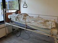 Elektrisch verstelbaar verzorgingsbed met valbeveiliging en bedpapegaai. exclusief pop - afbeelding 3 van  4