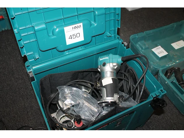 Elektrische bovenfrees makita rt0700c met hulpstukken in koffer. - afbeelding 1 van  3