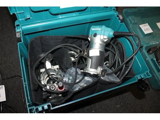 Elektrische bovenfrees makita rt0700c met hulpstukken in koffer. - afbeelding 3 van  3