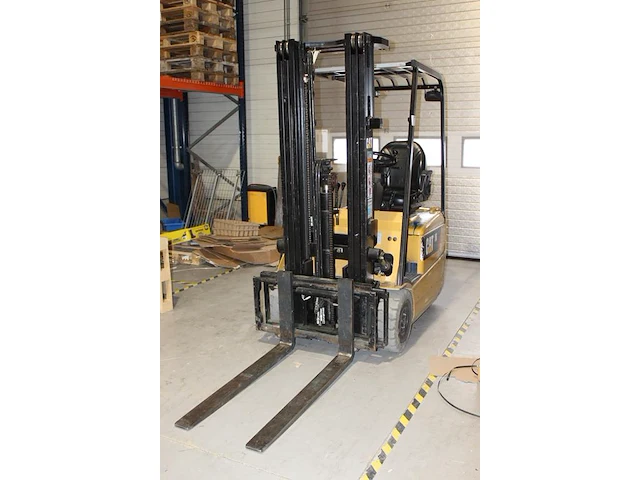 Elektrische heftruck caterpillar 10. bouwjaar 2011 . maximale hefhoogte 480 cm. maximale hefgewicht 1000 kg... - afbeelding 2 van  7