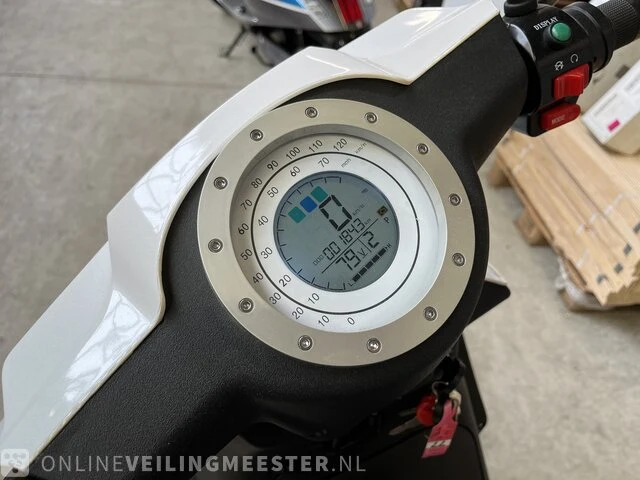 Elektrische motor/scooter 80 km p/u 'police' edrive, cargo job - afbeelding 13 van  13