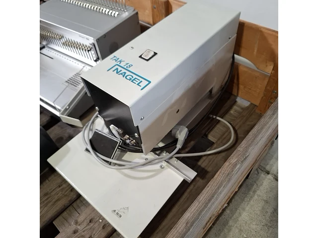 Elektrische nietmachine en 2x inbindmachine, o.a leitz - afbeelding 2 van  11