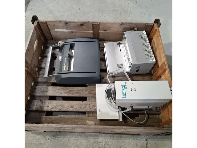 Elektrische nietmachine en 2x inbindmachine, o.a leitz - afbeelding 3 van  11