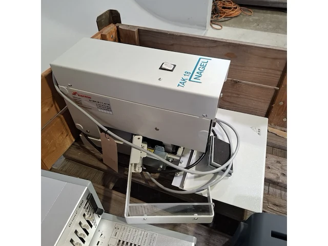 Elektrische nietmachine en 2x inbindmachine, o.a leitz - afbeelding 9 van  11