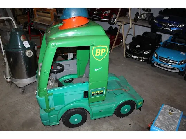 Elektrische racetruck mercedes-benz. 115 x 60 x 100 cm. werking onbekend - afbeelding 3 van  3