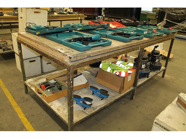 Elektrische schroefautomaat makita 6833 in kunststof koffer. - afbeelding 1 van  1