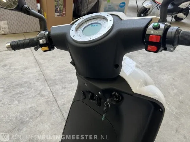 Elektrische scooter 80 km p/u edrive, wit - afbeelding 9 van  9