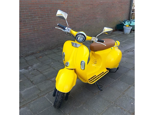 Elektrische scooter, geel, bouwjaar 2021 - afbeelding 1 van  6