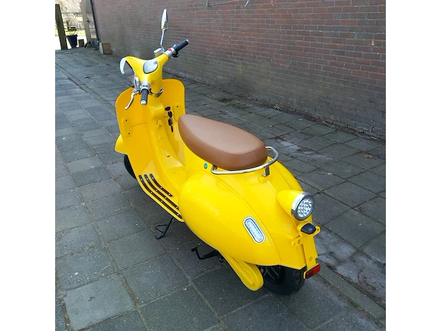 Elektrische scooter, geel, bouwjaar 2021 - afbeelding 2 van  6