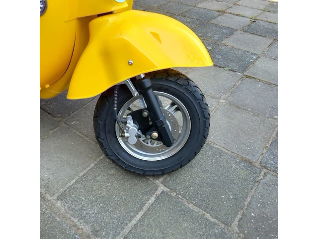 Elektrische scooter, geel, bouwjaar 2021 - afbeelding 4 van  6