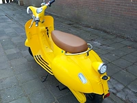 Elektrische scooter, geel, bouwjaar 2021 - afbeelding 2 van  6