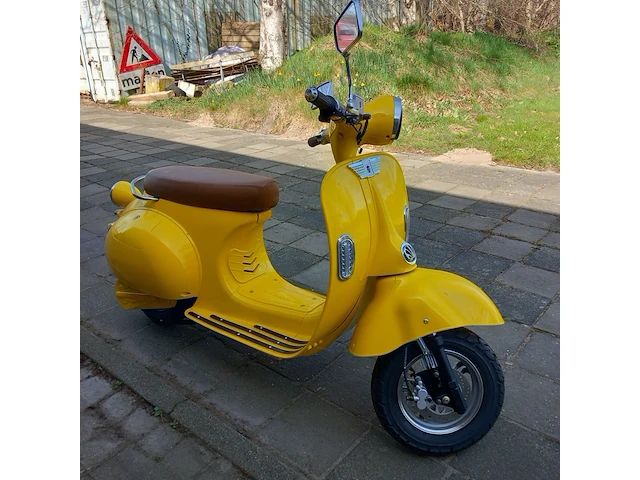 Elektrische scooter, geel, bouwjaar 2021 - afbeelding 5 van  6