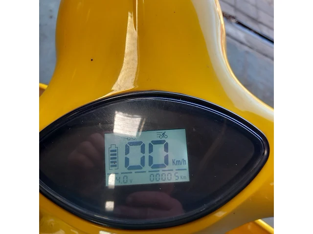 Elektrische scooter, geel, bouwjaar 2021 - afbeelding 6 van  6