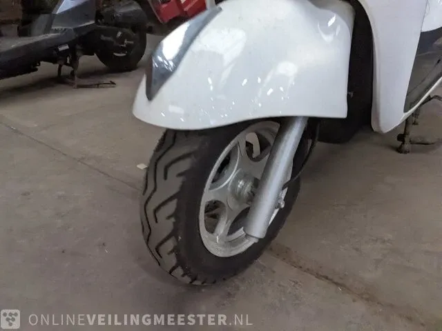Elektrische scooter qwic - afbeelding 6 van  10