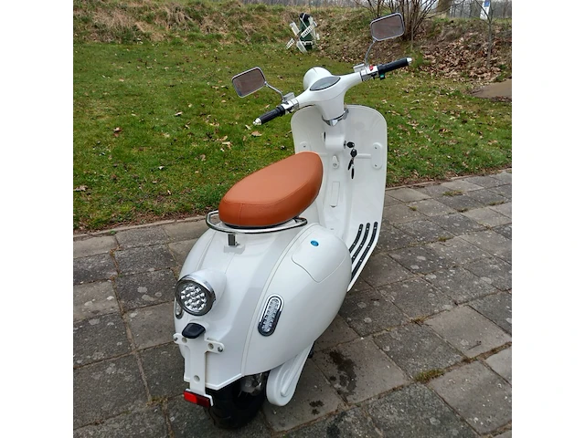 Elektrische scooter, wit, bouwjaar 2021 - afbeelding 2 van  13