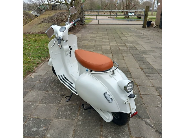 Elektrische scooter, wit, bouwjaar 2021 - afbeelding 3 van  13
