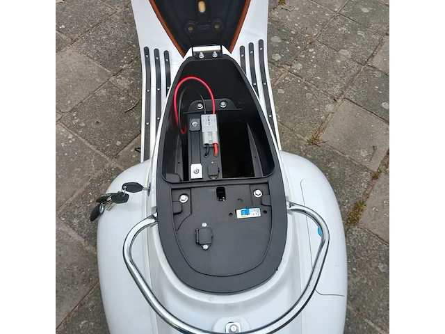 Elektrische scooter, wit, bouwjaar 2021 - afbeelding 4 van  13