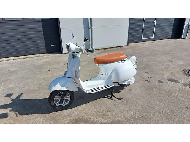 Elektrische scooter, wit, bouwjaar 2021 - afbeelding 1 van  13
