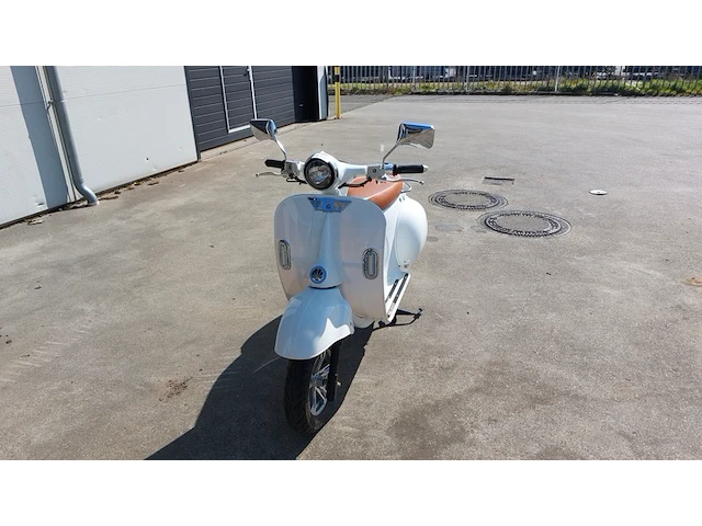 Elektrische scooter, wit, bouwjaar 2021 - afbeelding 6 van  13