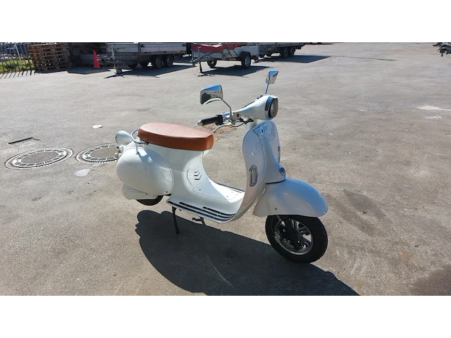 Elektrische scooter, wit, bouwjaar 2021 - afbeelding 7 van  13
