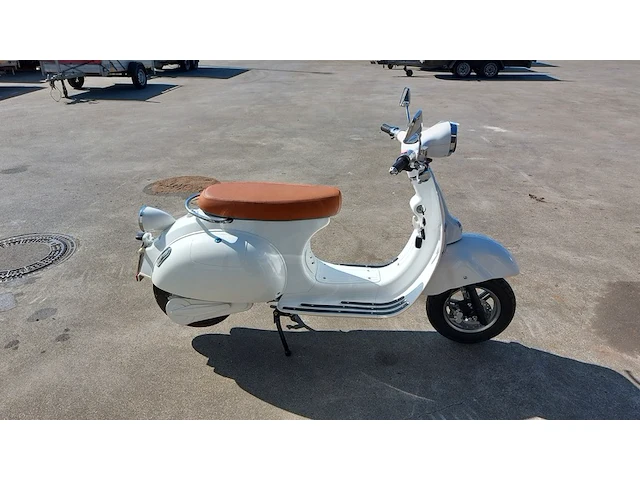 Elektrische scooter, wit, bouwjaar 2021 - afbeelding 8 van  13