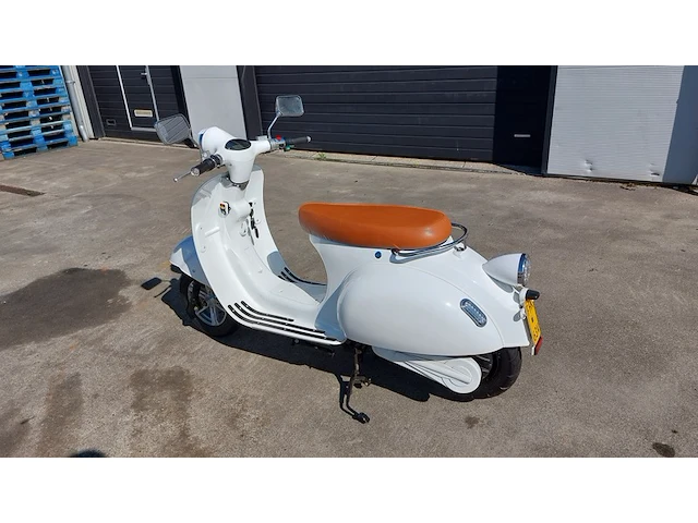Elektrische scooter, wit, bouwjaar 2021 - afbeelding 10 van  13