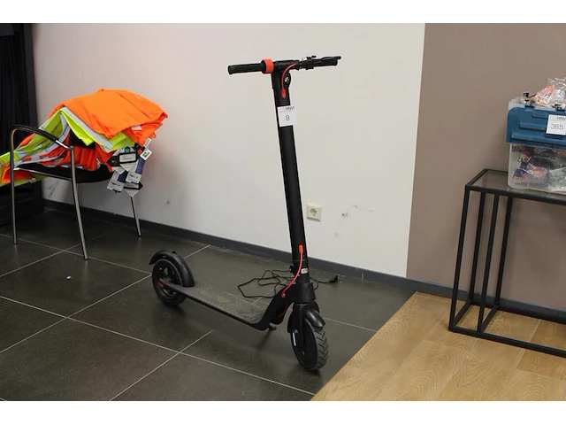 Elektrische step voorzien van schuifrem, verlichting, bel en lader - afbeelding 1 van  4