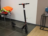 Elektrische step voorzien van schuifrem, verlichting, bel en lader - afbeelding 1 van  4