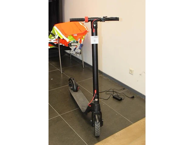Elektrische step voorzien van schuifrem, verlichting, bel en lader - afbeelding 2 van  4