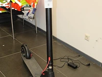 Elektrische step voorzien van schuifrem, verlichting, bel en lader - afbeelding 2 van  4