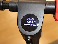 Elektrische step voorzien van schuifrem, verlichting, bel en lader - afbeelding 3 van  4