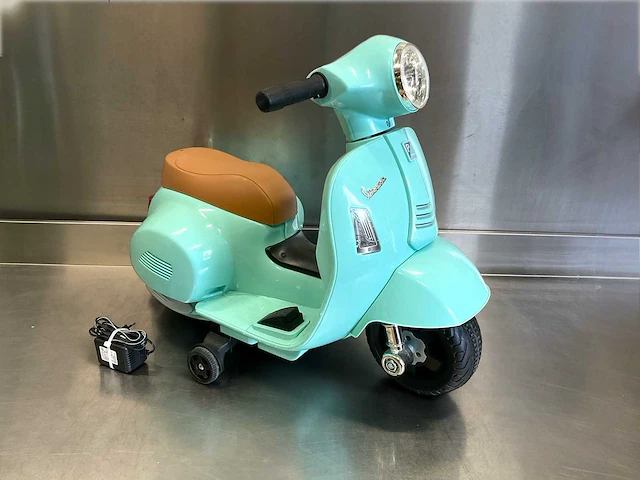 Elektrische vespa - afbeelding 1 van  13